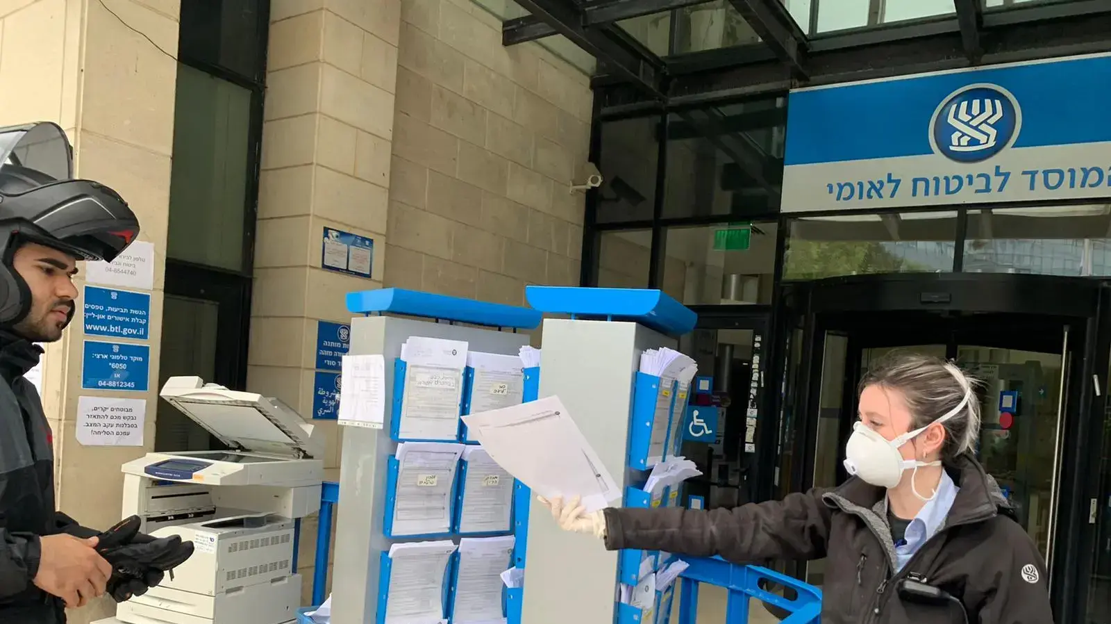 מילוי טפסים לדמי אבטלה עקב חל"ת בביטול הלאומי בחיפה, 18 במרץ 2020