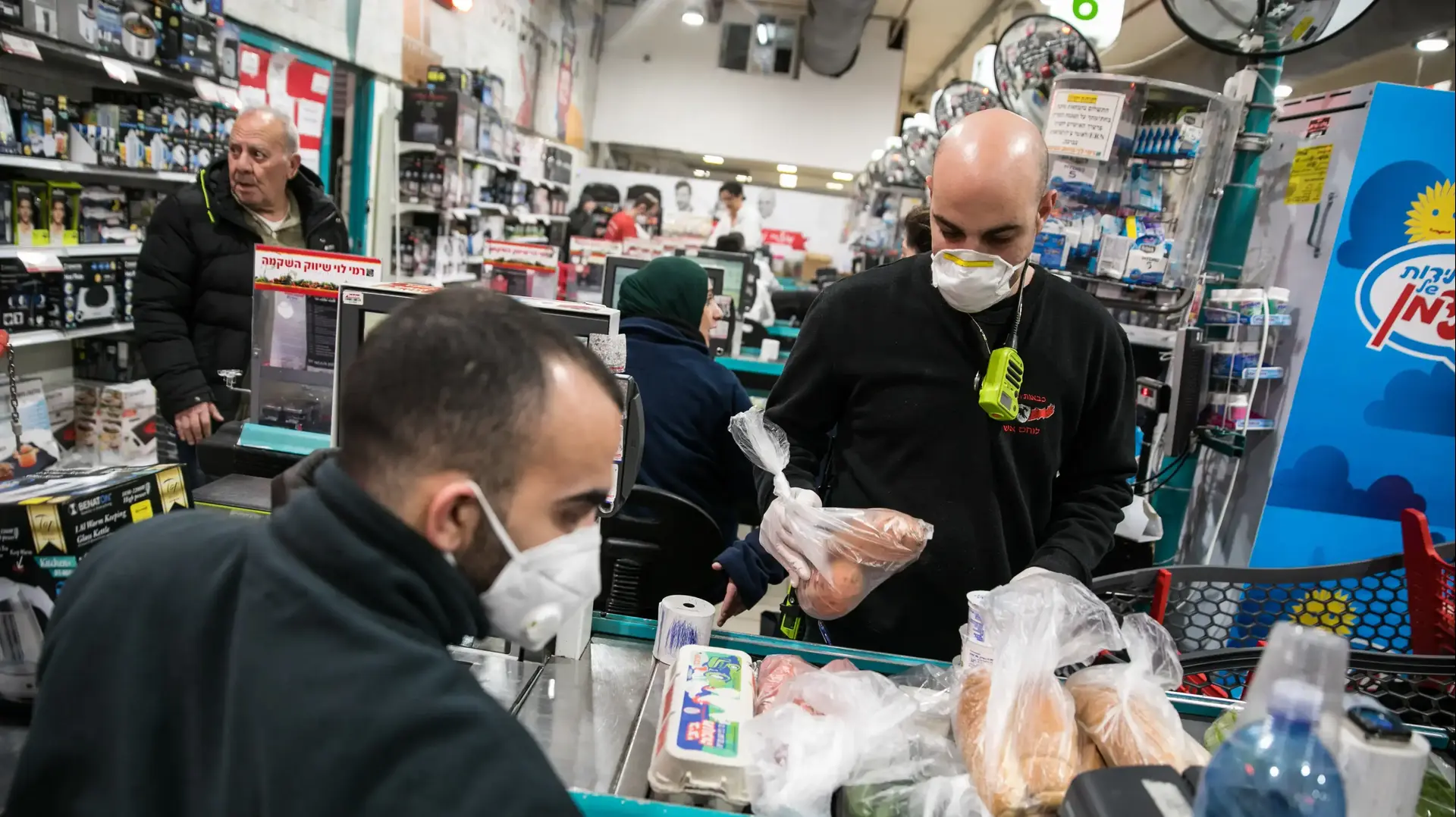 תושבי ירושלים עורכים קניות בצל נגיף הקורונה בסניף רמי לוי בעיר 18 במרץ 2020