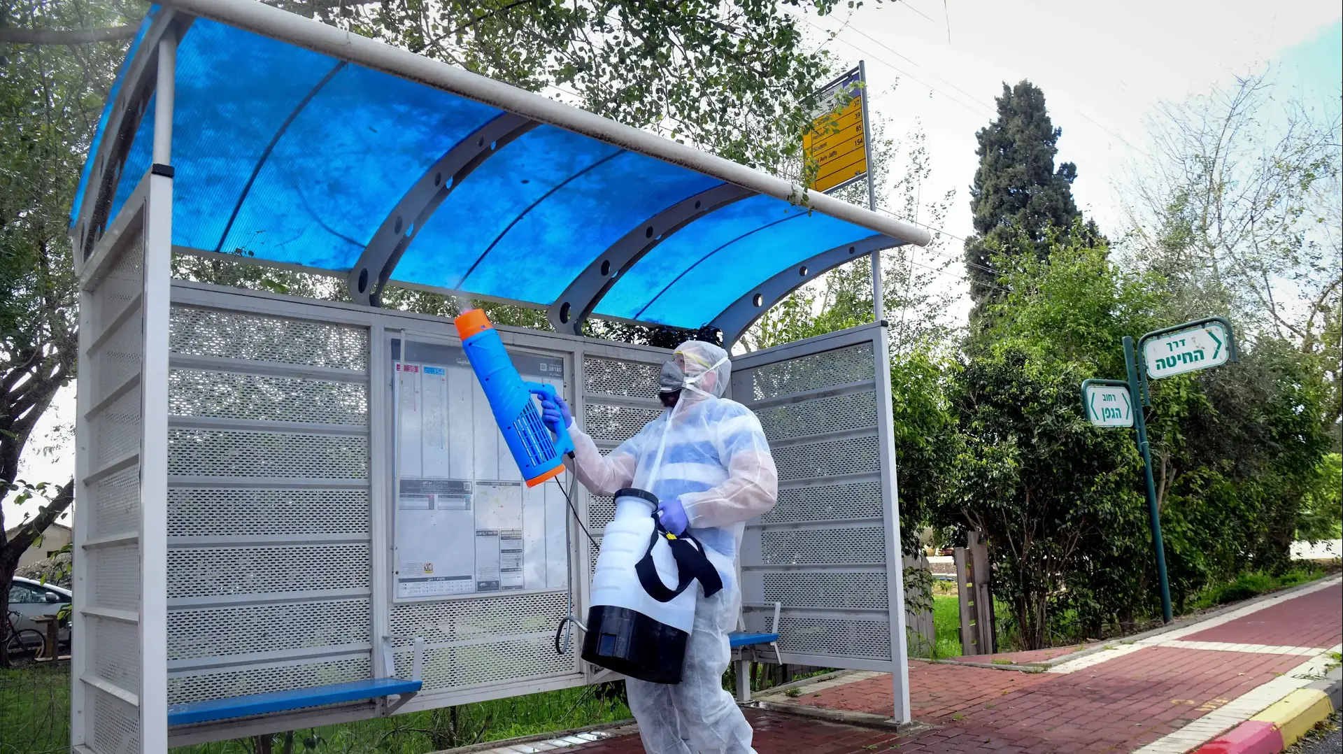 חיטוי תחנת אוטובוס בכפר חב"ד 18 במרץ 2020 חיטוי תחנת אוטובוס בכפר חב"ד 18 במרץ 2020