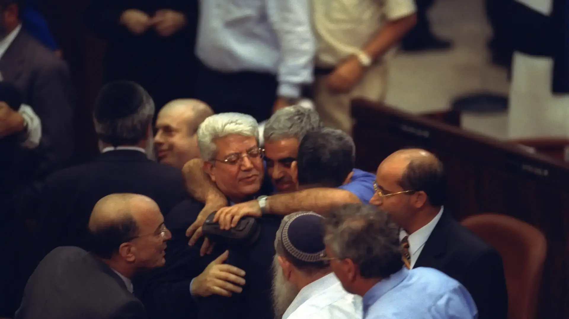 שר החוץ דוד לוי זוכה לחיבוקים ונשיקות במליאת הכנסת, לאחר השבעתו לשר בממשלתו של אהוד ברק. 6 ביולי 1999 שר החוץ דוד לוי זוכה לחיבוקים ונשיקות במליאת הכנסת, לאחר השבעתו לשר בממשלתו של אהוד ברק. 6 ביולי 1999