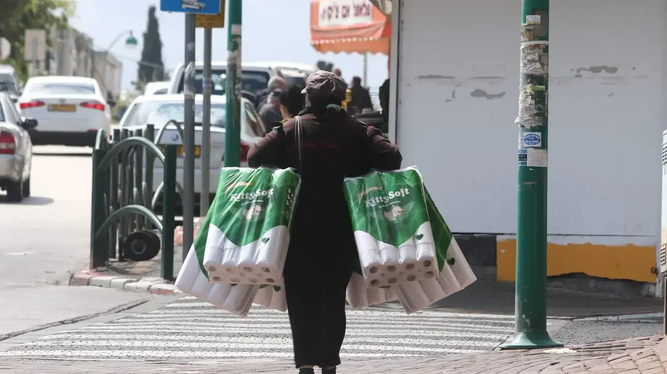 תושבים מצטיידים בנייר טואלט, חדרה, 20 במרץ 2020 תושבים מצטיידים בנייר טואלט, חדרה, 20 במרץ 2020