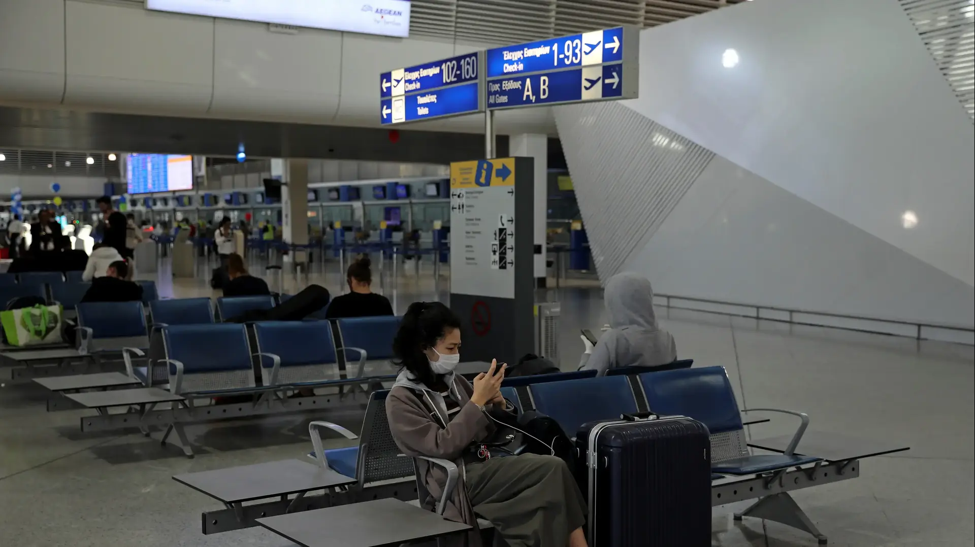 אישה עוטה מסכת מגן בנמל התעופה באתונה, יוון, בשל החשש מהתפשטות נגיף הקורונה. 21 במרץ 2020. אישה עוטה מסכת מגן בנמל התעופה באתונה, יוון, בשל החשש מהתפשטות נגיף הקורונה. 21 במרץ 2020.