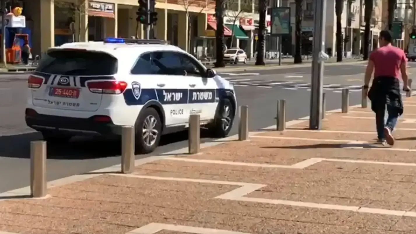 משטרה כורזת לציבור בכיכר רבין לחזור לבתים, לאחר שיצאו לרחובות למרות הנחיות משרד הבריאות, תל אביב. 21 במרץ 2020 משטרה כורזת לציבור בכיכר רבין לחזור לבתים, לאחר שיצאו לרחובות למרות הנחיות משרד הבריאות, תל אביב. 21 במרץ 2020