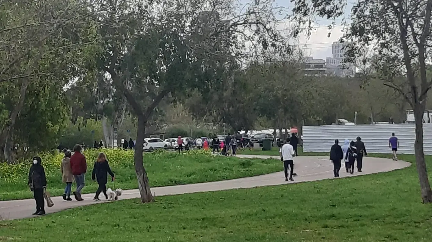 אנשים מטיילים בפארק הירקון בתל אביב על אף הנחיות משרד הבריאות. 21 במרץ 2020 אנשים מטיילים בפארק הירקון בתל אביב על אף הנחיות משרד הבריאות. 21 במרץ 2020