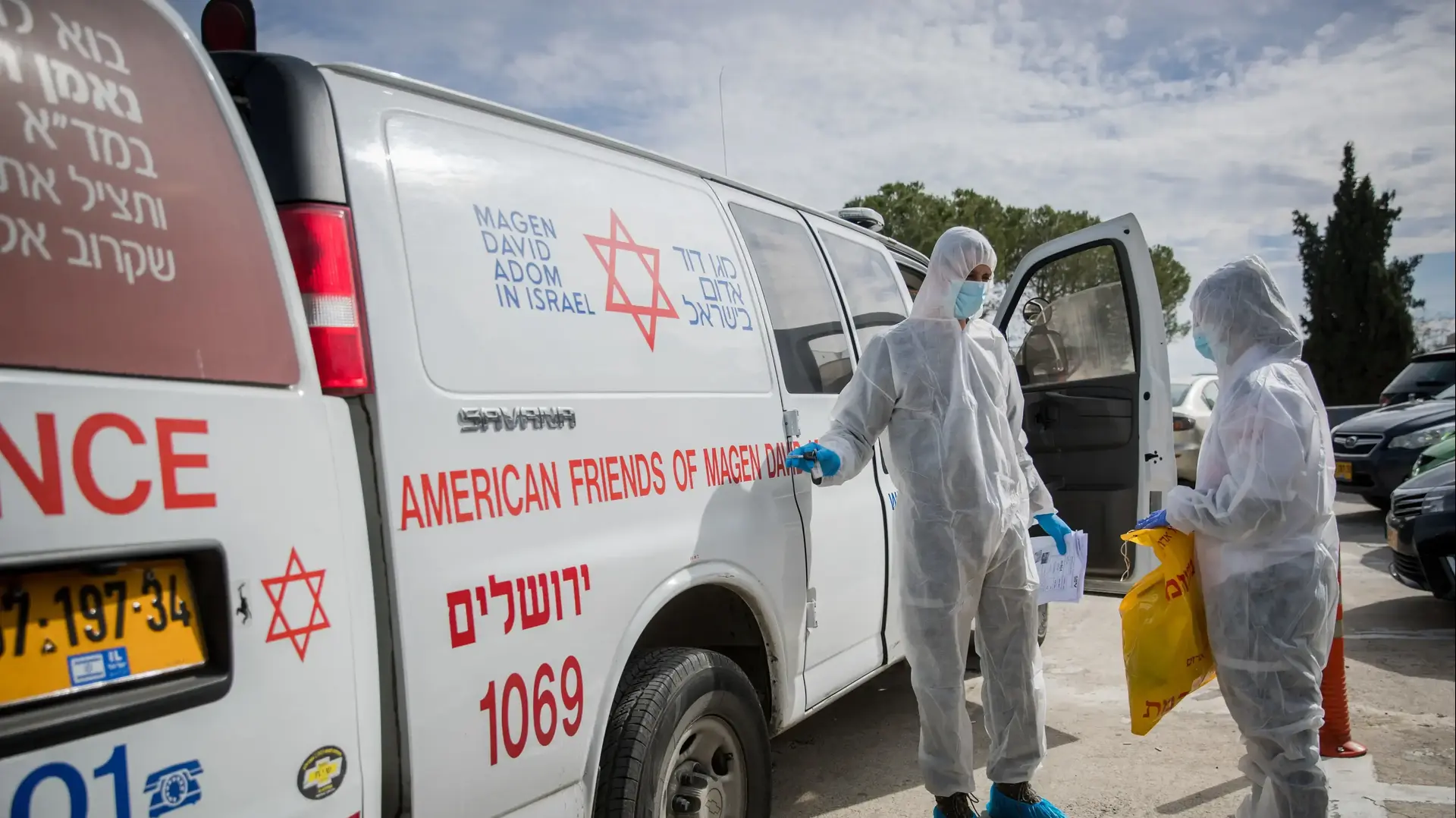 צוות רפואה מפנה אישה שפיתחה תסמינים לנגיף הקורנה לשערי צדק 27 בינואר 2020 