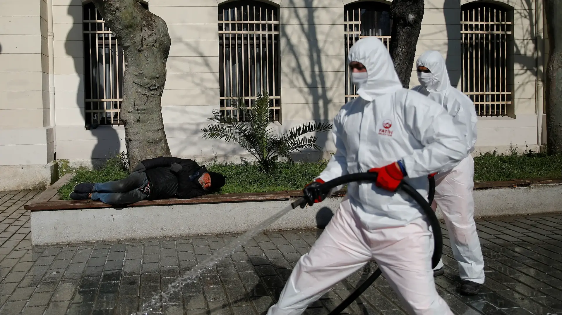 פעולות חיטוי באיסטנבול כחלק ממניעת התפשטות הקורונה 21 במרץ 2020 פעולות חיטוי באיסטנבול כחלק ממניעת התפשטות הקורונה 21 במרץ 2020