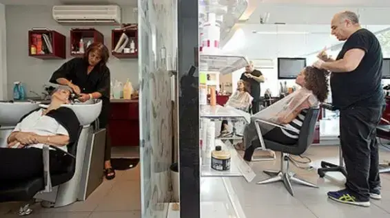 דודו כהן במהלך עבודתו במספרה דודו כהן במהלך עבודתו במספרה