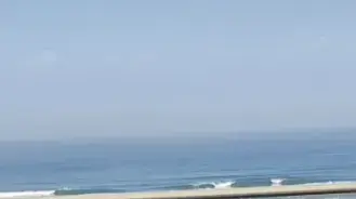 לי גיא-רון מתאמנת ביוגה עם המשלבת שלה ים במרפסת הבית בתל אביב בגלל הקורונה 
