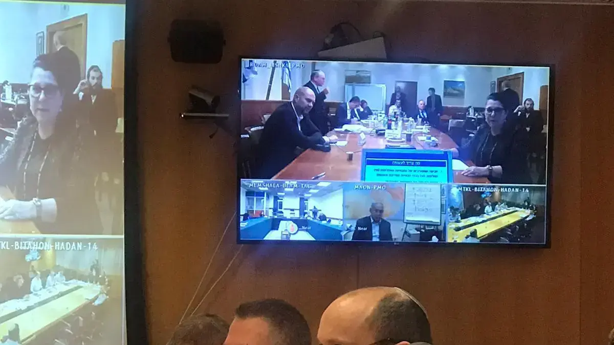 מתוך הדיונים בהם השתתפו בכירי משרד הבריאות, עם ראש הממשלה בנימין נתניהו, השר לבטחון פנים גלעד ארדן, היועמ"ש מנדלבליט ונוספים. 23 במרץ 2020 מתוך הדיונים בהם השתתפו בכירי משרד הבריאות, עם ראש הממשלה בנימין נתניהו, השר לבטחון פנים גלעד ארדן, היועמ"ש מנדלבליט ונוספים. 23 במרץ 2020