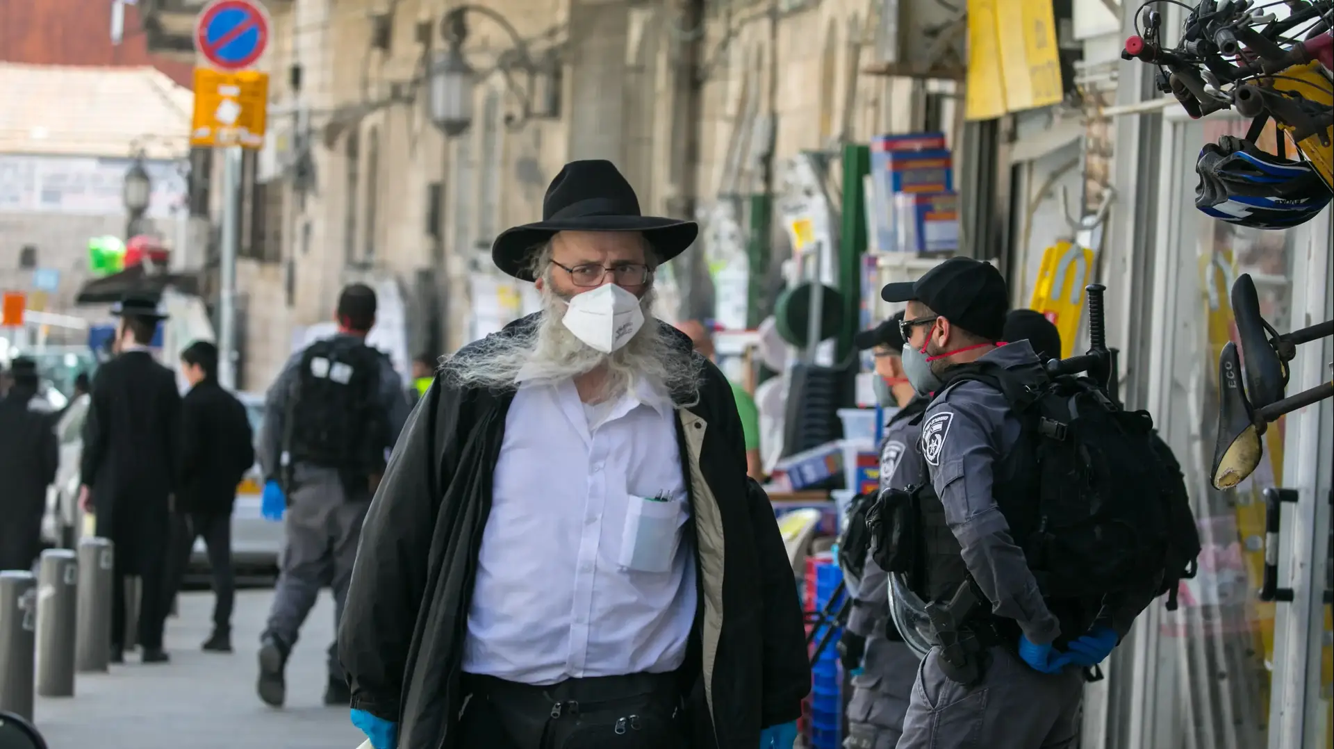 אכיפת המשטרה בשכונת מאה שערים לטובת שמירה על הנחיות משרד הבריאות בנושא נגיף הקורונה 24 במרץ 2020 אכיפת המשטרה בשכונת מאה שערים לטובת שמירה על הנחיות משרד הבריאות בנושא נגיף הקורונה 24 במרץ 2020