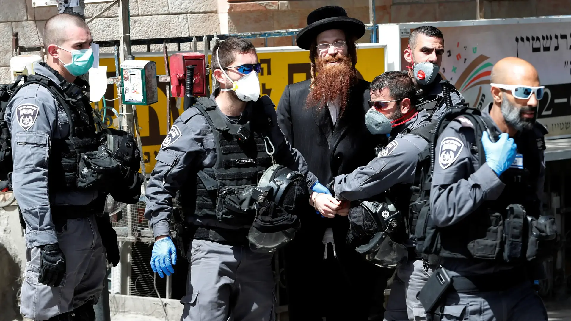 שוטרים בירושלים עוצרים אדם בחשד שהפר את התקנות להתפשטות הקורונה שוטרים בירושלים עוצרים אדם בחשד שהפר את התקנות להתפשטות הקורונה
