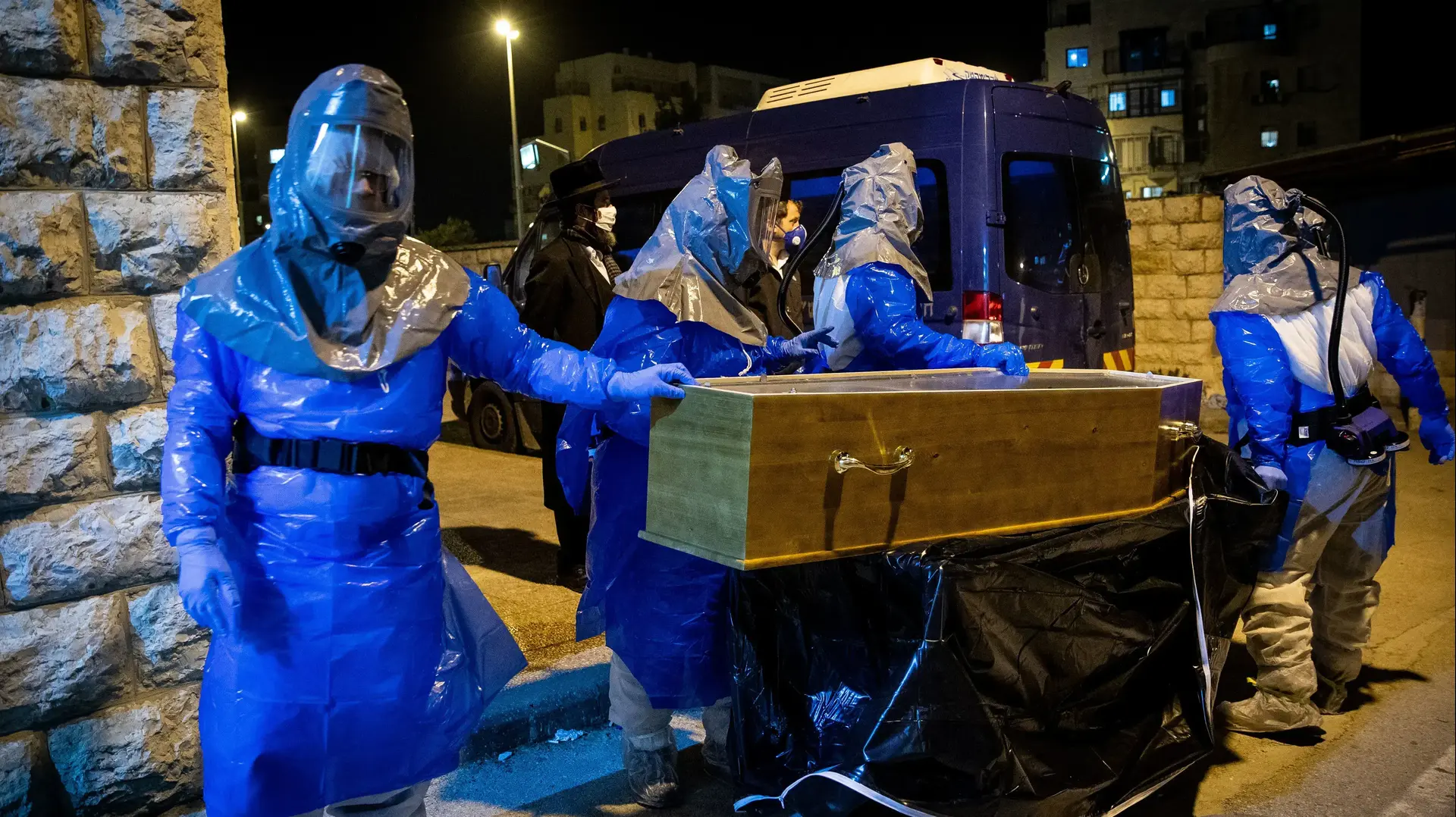 אנשי חברה קדישא נערכים להלווית הקורבן השלישי של הקורונה, ירושלים, 24 במרץ 2020 אנשי חברה קדישא נערכים להלווית הקורבן השלישי של הקורונה, ירושלים, 24 במרץ 2020