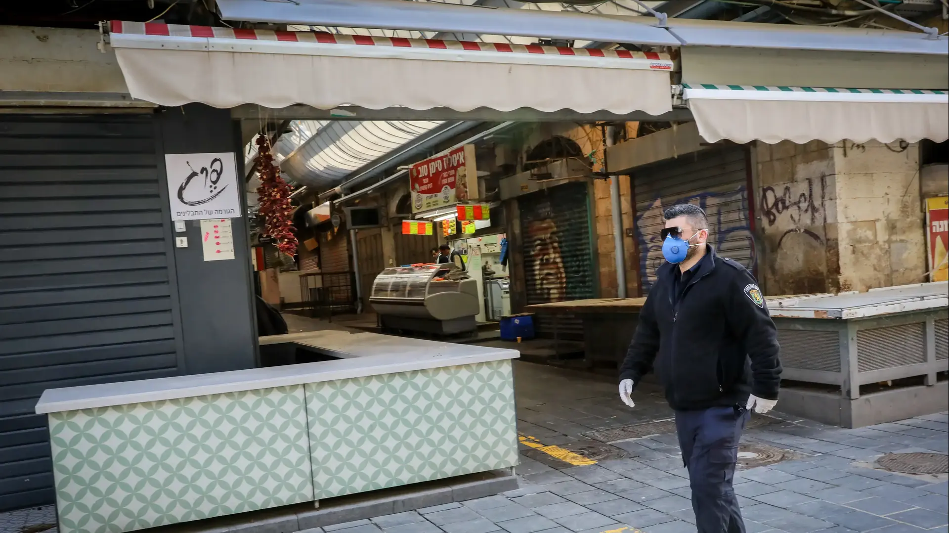 פקח בעיריית ירושלים סורק את שוק מחנה יהודה לוודא שהתשובים ממושמעים להנחיות משרד הבריאות 25 במרץ 2020 פקח בעיריית ירושלים סורק את שוק מחנה יהודה לוודא שהתשובים ממושמעים להנחיות משרד הבריאות 25 במרץ 2020
