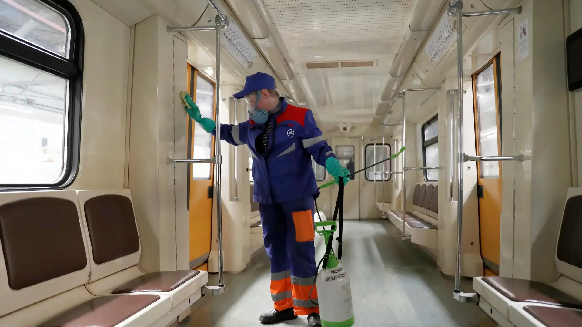 עובד ניקיון מחטא רכבת תחתית במוסקבה לצורך מניעת התפשטות נגיף הקורונה 25 במרץ 2020 