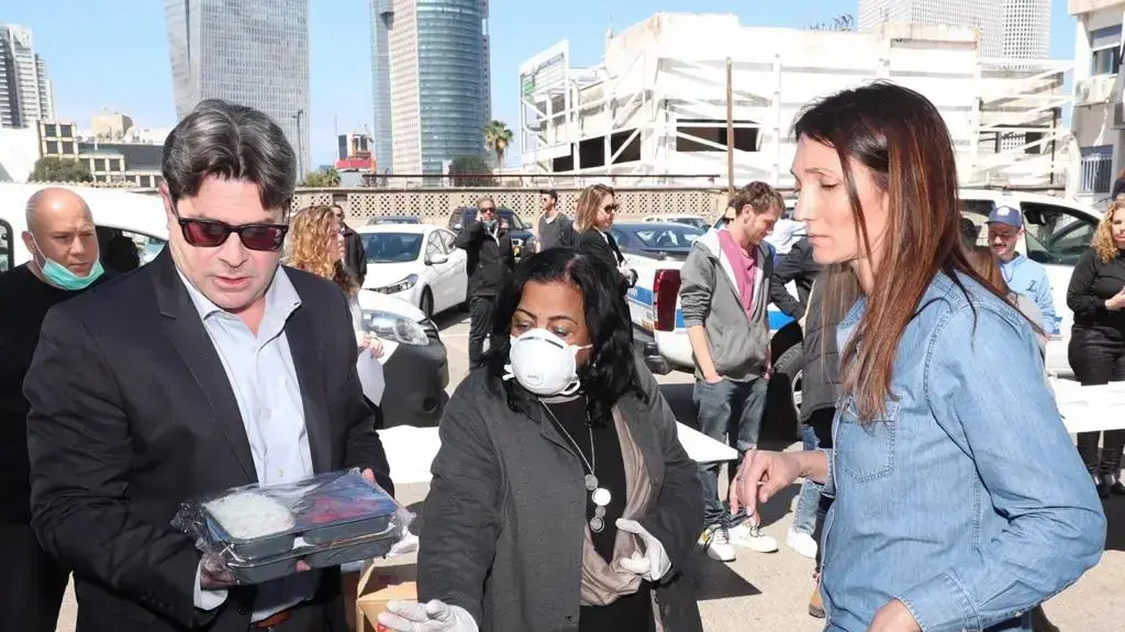 שר הרווחה אופיר אקוניס בחלוקת מזון לנזקקים שר הרווחה אופיר אקוניס בחלוקת מזון לנזקקים