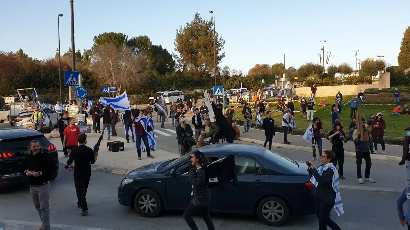 הקמת אוהלים מחוץ לכנסת במסגרת המחאה כנגד השחיתות 25 במרץ 2020 הקמת אוהלים מחוץ לכנסת במסגרת המחאה כנגד השחיתות 25 במרץ 2020