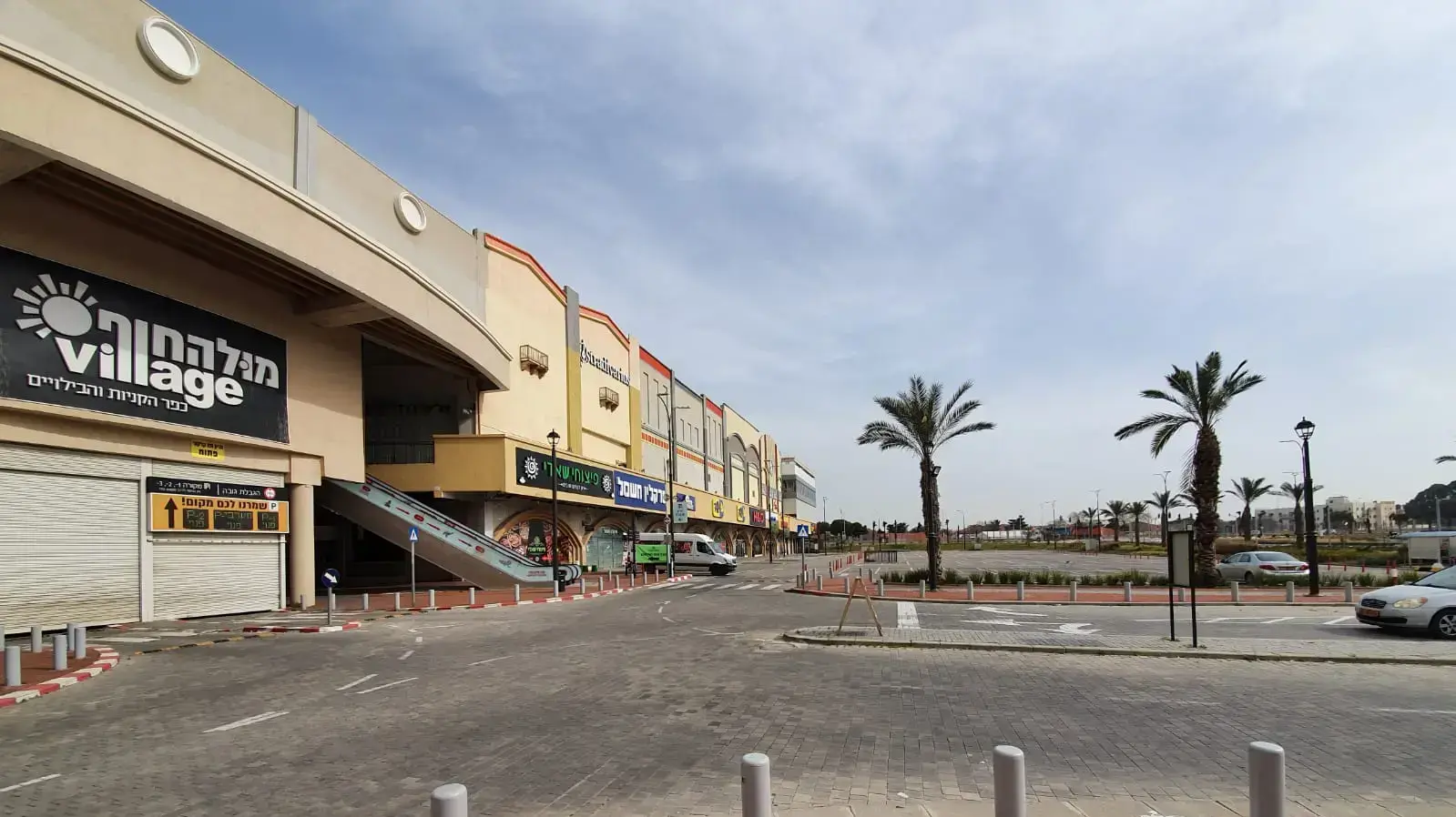 מתחם הקניות "מול החוף וילג" בחדרה. 26 במרץ 2020 מתחם הקניות "מול החוף וילג" בחדרה. 26 במרץ 2020