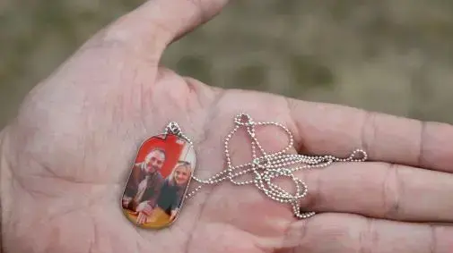 תיליון מזכרת של איה אל-עומארי, אחיה נרצח בטבח שביצע ברנטון הריסון טרנט שביצע את הטבח במסגדים בקרייסטצ'רץ' ניו זילנד, 25 בפברואר 2020