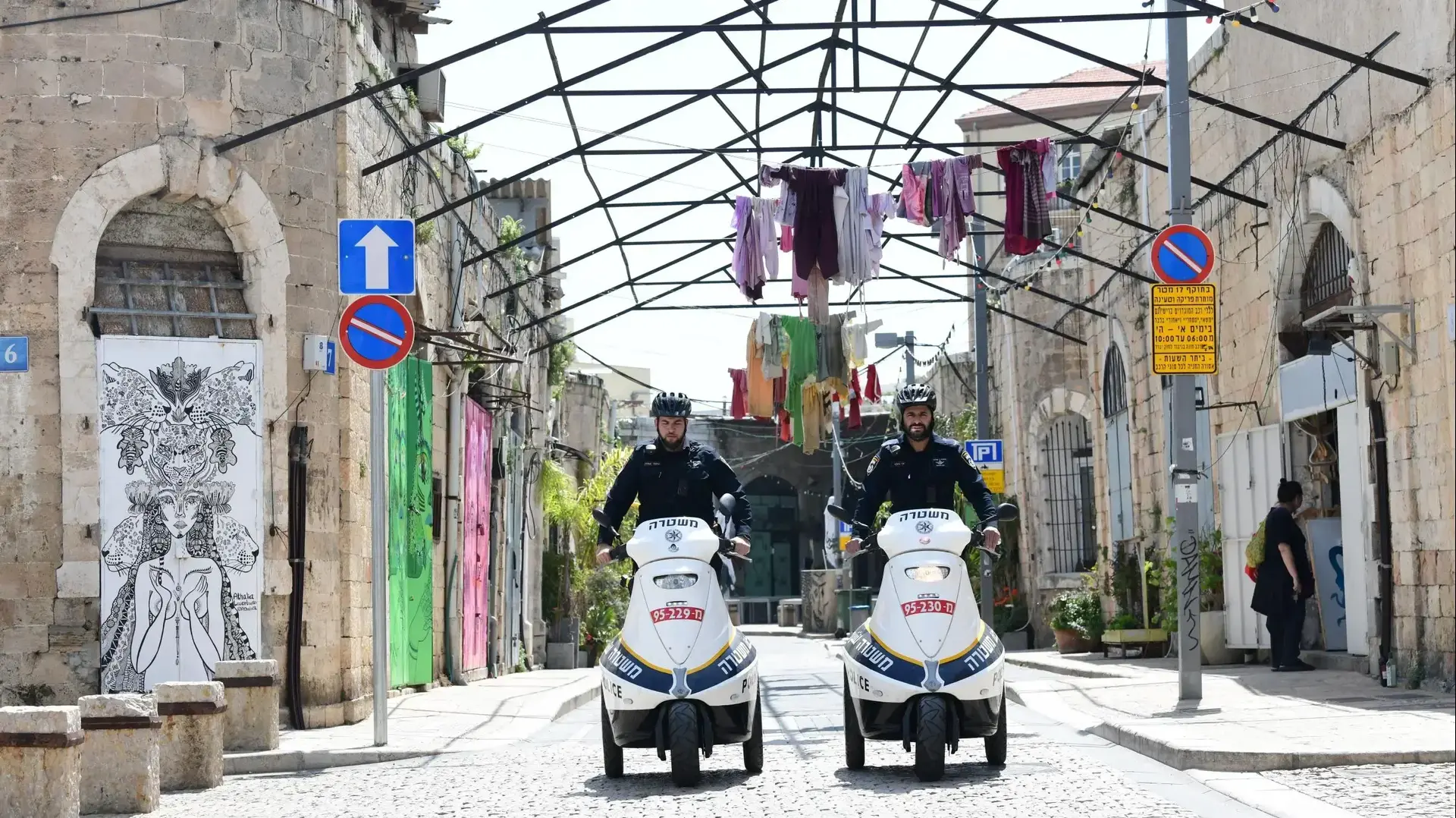 אכיפת משטרת ישראל ברחובות תל אביב - יפו לאחר הנחיות משרד הבריאות לצורך מניעת התפשוטת נגיף הקורונה 26 במרץ 2020
אכיפת משטרת ישראל ברחובות תל אביב - יפו לאחר הנחיות משרד הבריאות לצורך מניעת התפשוטת נגיף הקורונה 26 במרץ 2020