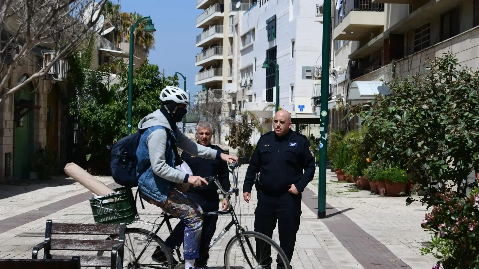 אכיפת משטרת ישראל ברחובות תל אביב - יפו לאחר הנחיות משרד הבריאות לצורך מניעת התפשוטת נגיף הקורונה 26 במרץ 2020 אכיפת משטרת ישראל ברחובות תל אביב - יפו לאחר הנחיות משרד הבריאות לצורך מניעת התפשוטת נגיף הקורונה 26 במרץ 2020