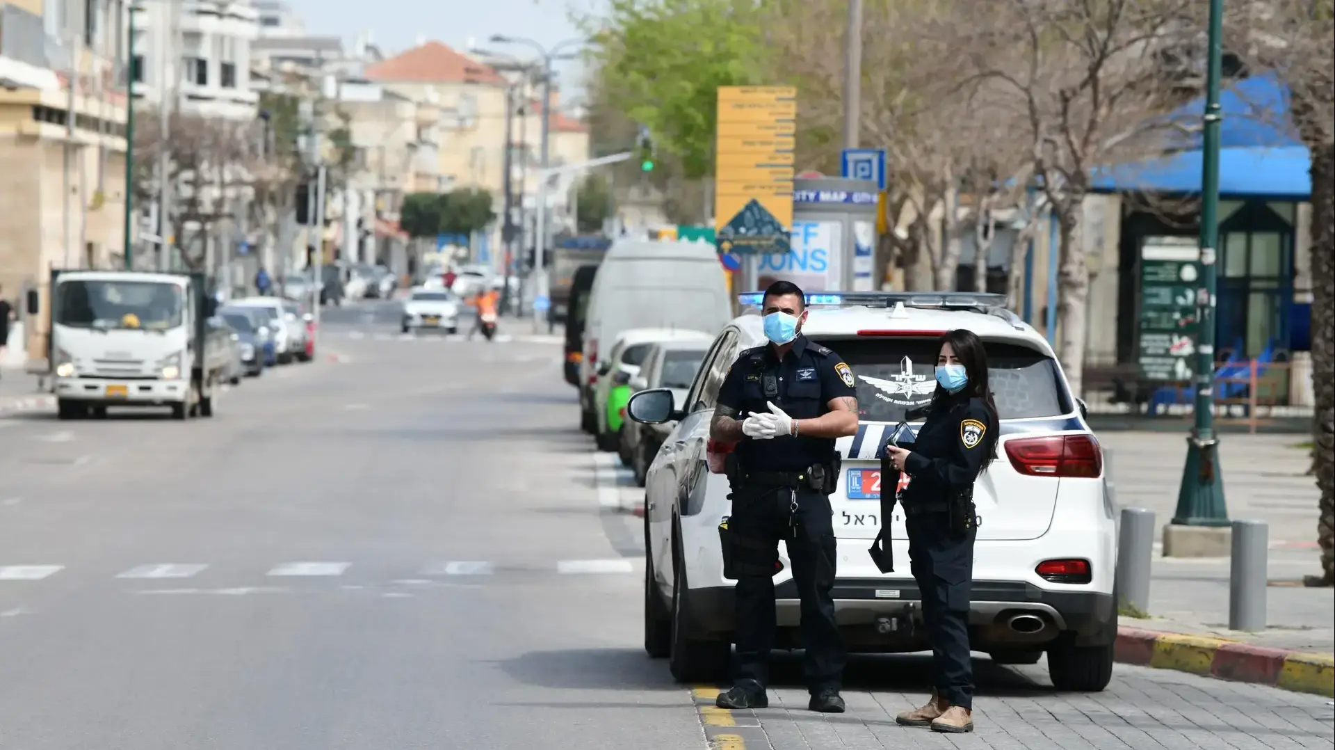 אכיפת משטרת ישראל ברחובות תל אביב - יפו לצורך בלימת התפשוטת נגיף הקורונה 26 במרץ 2020 (צילום: ראובן קסטרו) אכיפת משטרת ישראל ברחובות תל אביב - יפו לצורך בלימת התפשוטת נגיף הקורונה 26 במרץ 2020 (צילום: ראובן קסטרו)