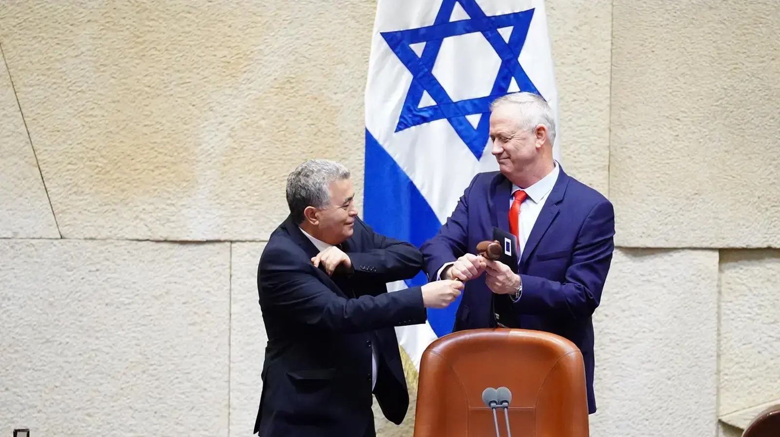 גנץ מקבל את פטיש יו"ר הכנסת מעמיר פרץ 26 במרץ 2020 גנץ מקבל את פטיש יו"ר הכנסת מעמיר פרץ 26 במרץ 2020