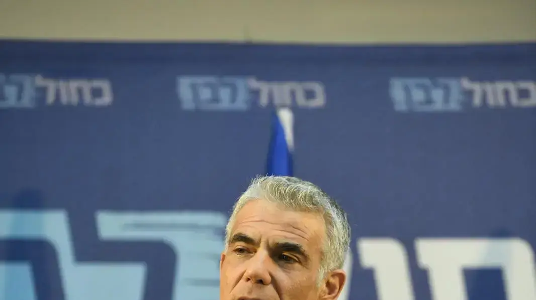 יאיר לפיד במהלך הצהרתו לאחר פירוק השותפות עם בני גנץ בבית העיתונאים, תל אביב 26 במרץ 2020 יאיר לפיד במהלך הצהרתו לאחר פירוק השותפות עם בני גנץ בבית העיתונאים, תל אביב 26 במרץ 2020