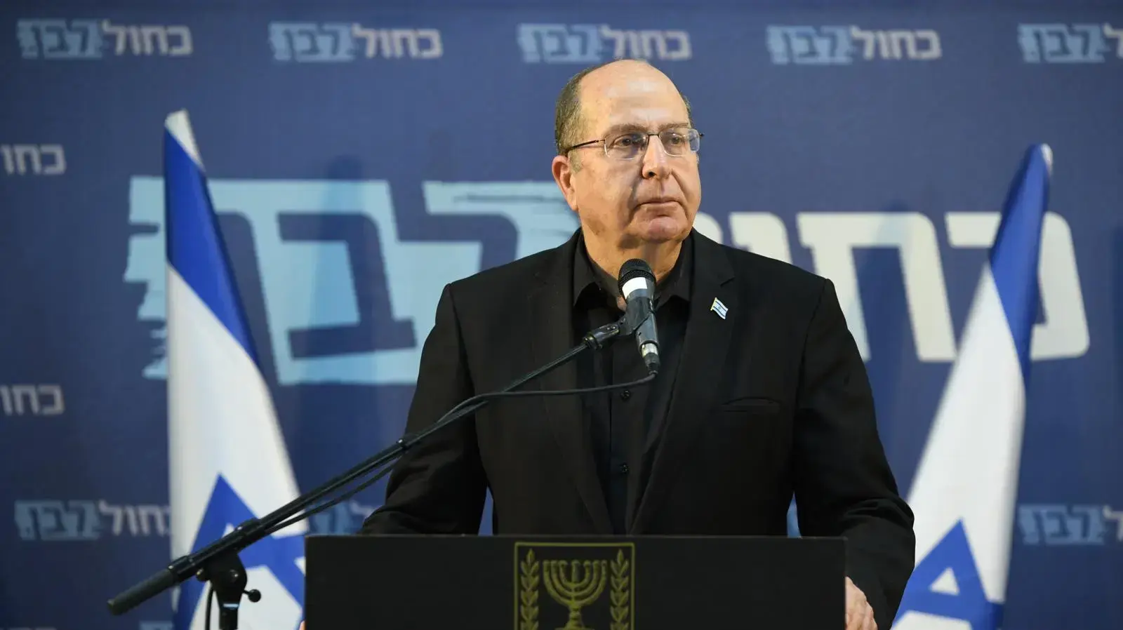בוגי יעלון במהלך הצהרתו לאחר פירוק השותפות עם בני גנץ בבית העיתונאים, תל אביב 26 במרץ 2020 בוגי יעלון במהלך הצהרתו לאחר פירוק השותפות עם בני גנץ בבית העיתונאים, תל אביב 26 במרץ 2020