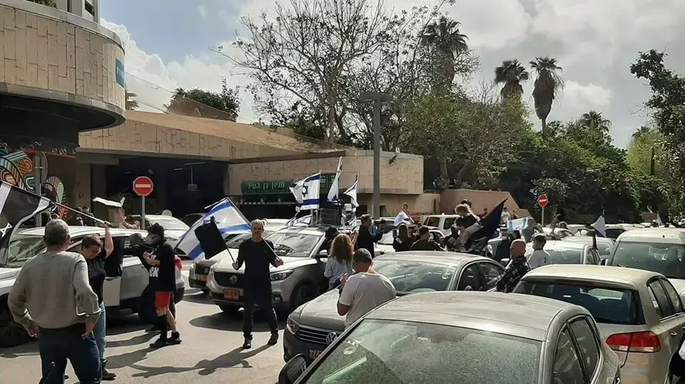 צעירי יש עתיד מפגינים מול ביתו של ח"כ אסף זמיר בתל אביב, 28 במרץ 2020 צעירי יש עתיד מפגינים מול ביתו של ח"כ אסף זמיר בתל אביב, 28 במרץ 2020