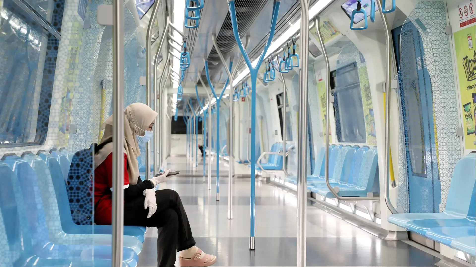 אישה נוסעת ברכבת בבירת מלזיה קואלה למפור, 28 במרץ 2020 אישה נוסעת ברכבת בבירת מלזיה קואלה למפור, 28 במרץ 2020