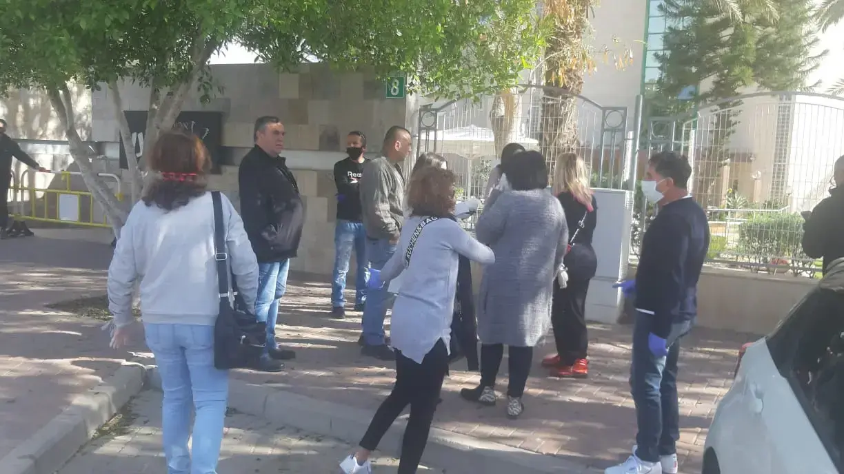 בני משפחותיהם של השוהים בבית האבות "משען" בבאר שבע מפגינים מול בית החולים סורוקה בני משפחותיהם של השוהים בבית האבות "משען" בבאר שבע מפגינים מול בית החולים סורוקה