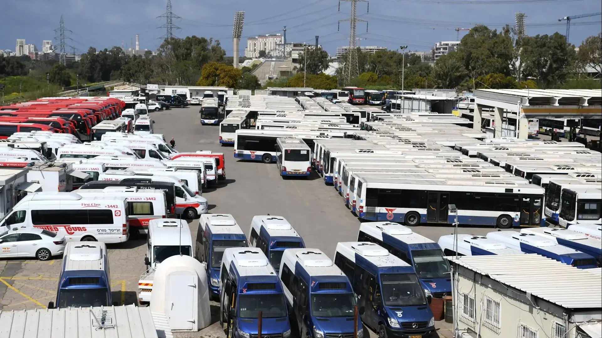 חניון אוטובסים של חברת דן מלא, ליד מתחם קניון איילון, 29 במרץ 2020 חניון אוטובסים של חברת דן מלא, ליד מתחם קניון איילון, 29 במרץ 2020