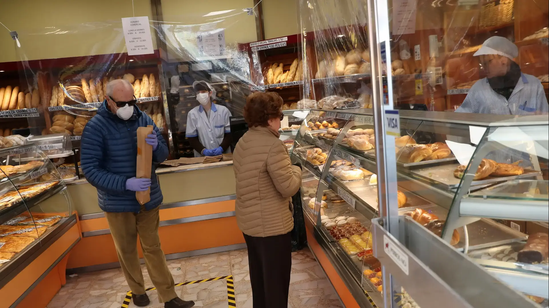 אנשים עוטים מסכה בחנות מאפייה במדריד לצורך מניעת התפשטות נגיף הקורונה 29 במרץ 2020 אנשים עוטים מסכה בחנות מאפייה במדריד לצורך מניעת התפשטות נגיף הקורונה 29 במרץ 2020