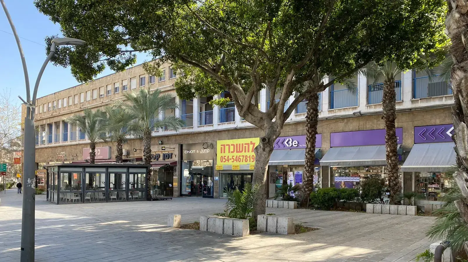 רחוב הרצל בהדר הכרמל בחיפה ריק במהלך התפרצות מגיפת הקורונה בישראל. 29 במרץ 2020 רחוב הרצל בהדר הכרמל בחיפה ריק במהלך התפרצות מגיפת הקורונה בישראל. 29 במרץ 2020