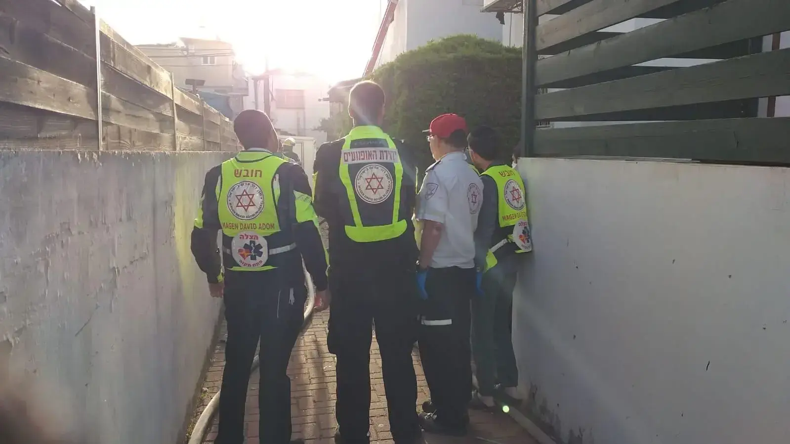 השריפה בדירה ברחוב הדרור בפתח תקווה בה נהרג גבר וקרס חלק מהגג. 30 במרץ 2020. השריפה בדירה ברחוב הדרור בפתח תקווה בה נהרג גבר וקרס חלק מהגג. 30 במרץ 2020.