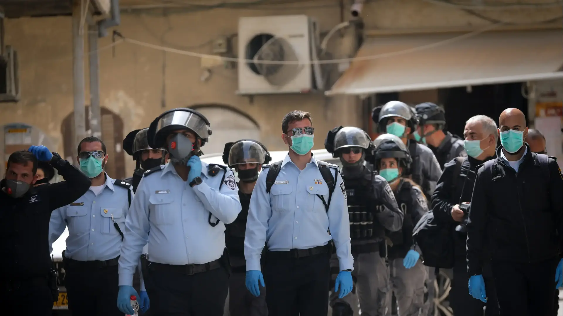 אכיפת המשטרה בשכונת מאה שערים לטובת שמירה על הנחיות משרד הבריאות בנושא נגיף הקורונה 30 במרץ 2020 אכיפת המשטרה בשכונת מאה שערים לטובת שמירה על הנחיות משרד הבריאות בנושא נגיף הקורונה 30 במרץ 2020