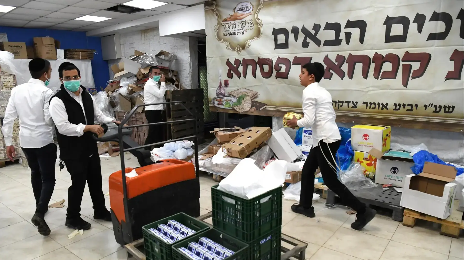 חלוקת מזון בחינם במשאית החסד,
כביש גהה,צומת גבעת שמואל בני ברק, 30 במרץ 2020 חלוקת מזון בחינם במשאית החסד,
כביש גהה,צומת גבעת שמואל בני ברק, 30 במרץ 2020