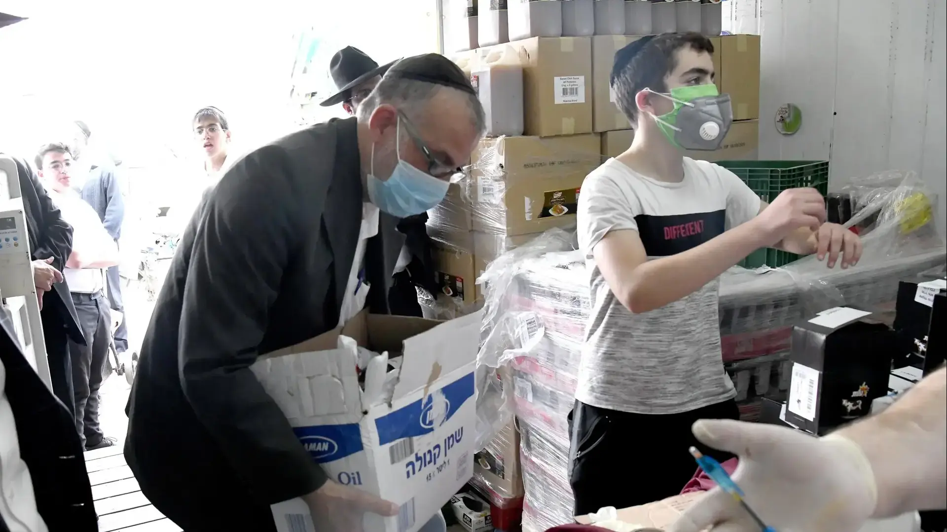 חלוקת מזון בחינם במשאית החסד,
כביש גהה,צומת גבעת שמואל בני ברק, 30 במרץ 2020 חלוקת מזון בחינם במשאית החסד,
כביש גהה,צומת גבעת שמואל בני ברק, 30 במרץ 2020
