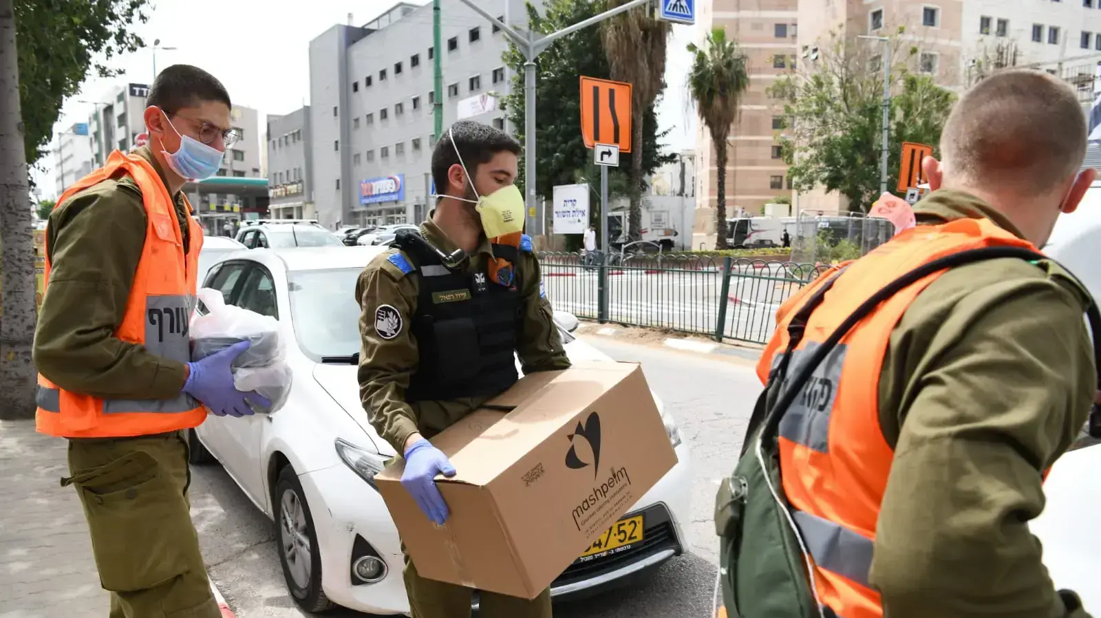 חיילי פקוד העורף בחלוקת מזון בבני ברק, 31 במרץ 2020 חיילי פקוד העורף בחלוקת מזון בבני ברק, 31 במרץ 2020