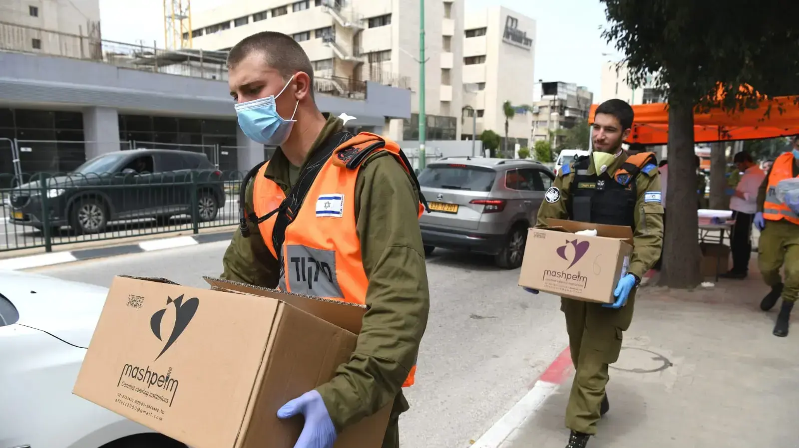 חיילי פקוד העורף בחלוקת מזון בבני ברק, 31 במרץ 2020 חיילי פקוד העורף בחלוקת מזון בבני ברק, 31 במרץ 2020
