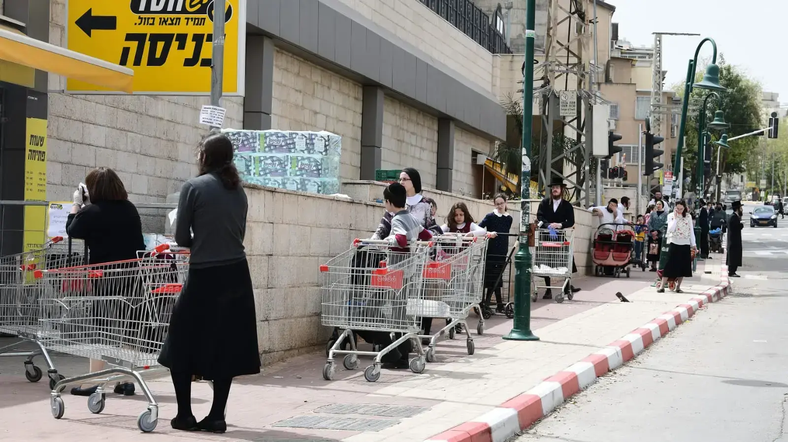 תור לסופר מרקט בבני ברק, 31 במרץ 2020 תור לסופר מרקט בבני ברק, 31 במרץ 2020