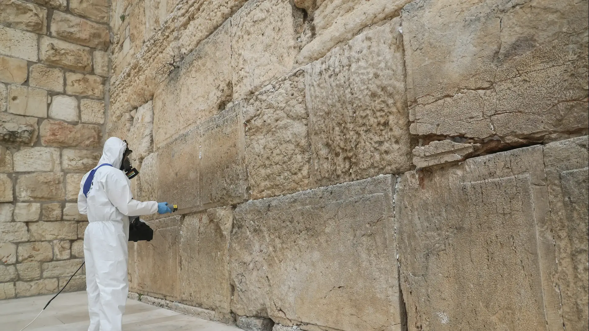 חיטוי הכותל המערבי בירושלים, 31 במרץ 2020 חיטוי הכותל המערבי בירושלים, 31 במרץ 2020