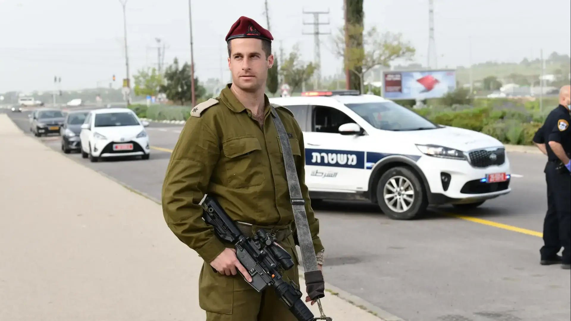 חיילי צה"ל הצטרפו לשוטרי משטרת ישראל הפרוסים ברחבי הארץ במאמץ להגביר את האכיפה ברחובות, מודיעין, 31 במרץ 2020
רב סרן יואב ספקטור מפקד מגמת האימון המתקדם בבא"ח צנחנים חיילי צה"ל הצטרפו לשוטרי משטרת ישראל הפרוסים ברחבי הארץ במאמץ להגביר את האכיפה ברחובות, מודיעין, 31 במרץ 2020
רב סרן יואב ספקטור מפקד מגמת האימון המתקדם בבא"ח צנחנים