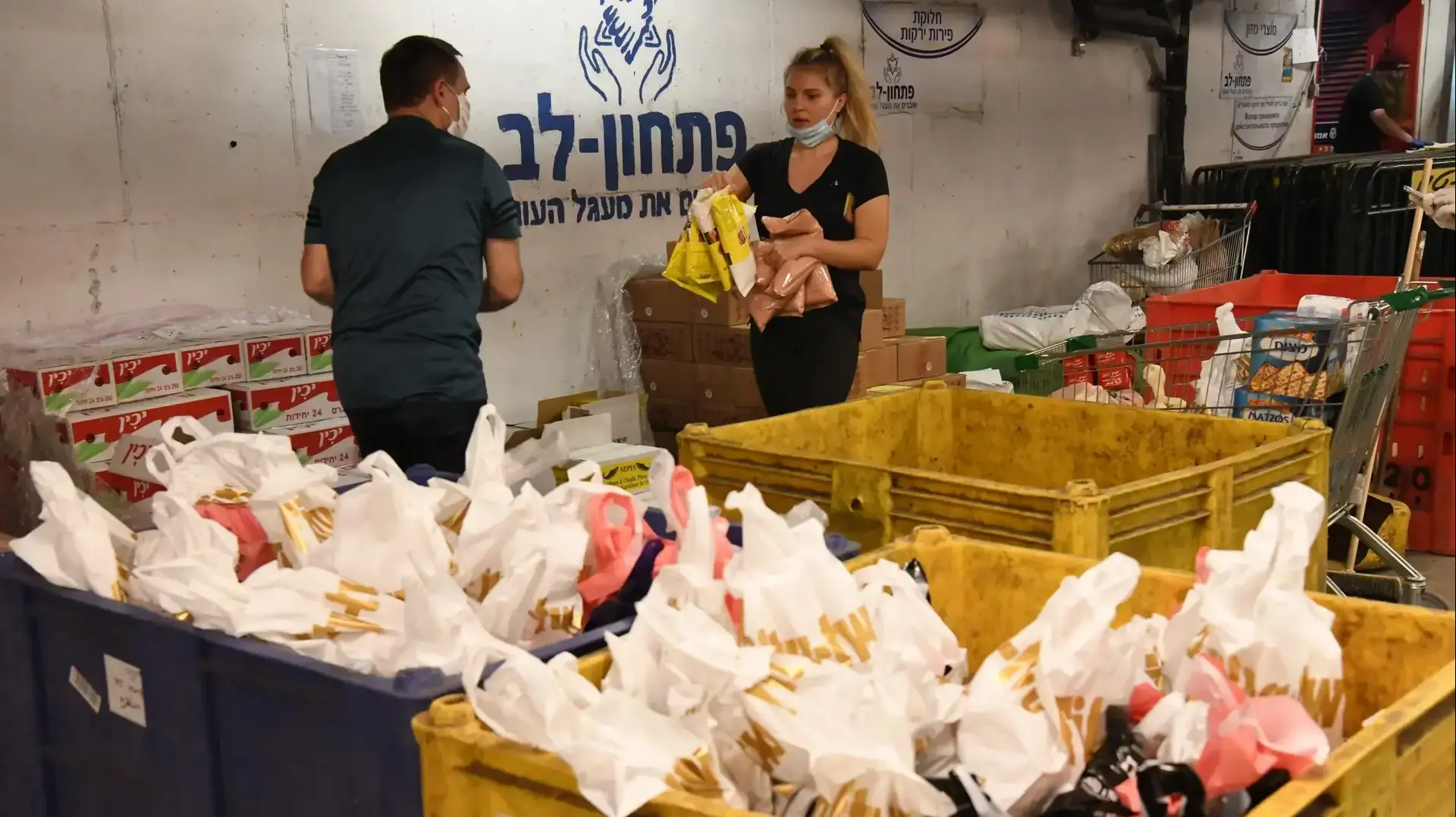 אריזת חבילות מזון לנזקקים, פתחון לב, ראשון לציון, 31 במרץ 2020