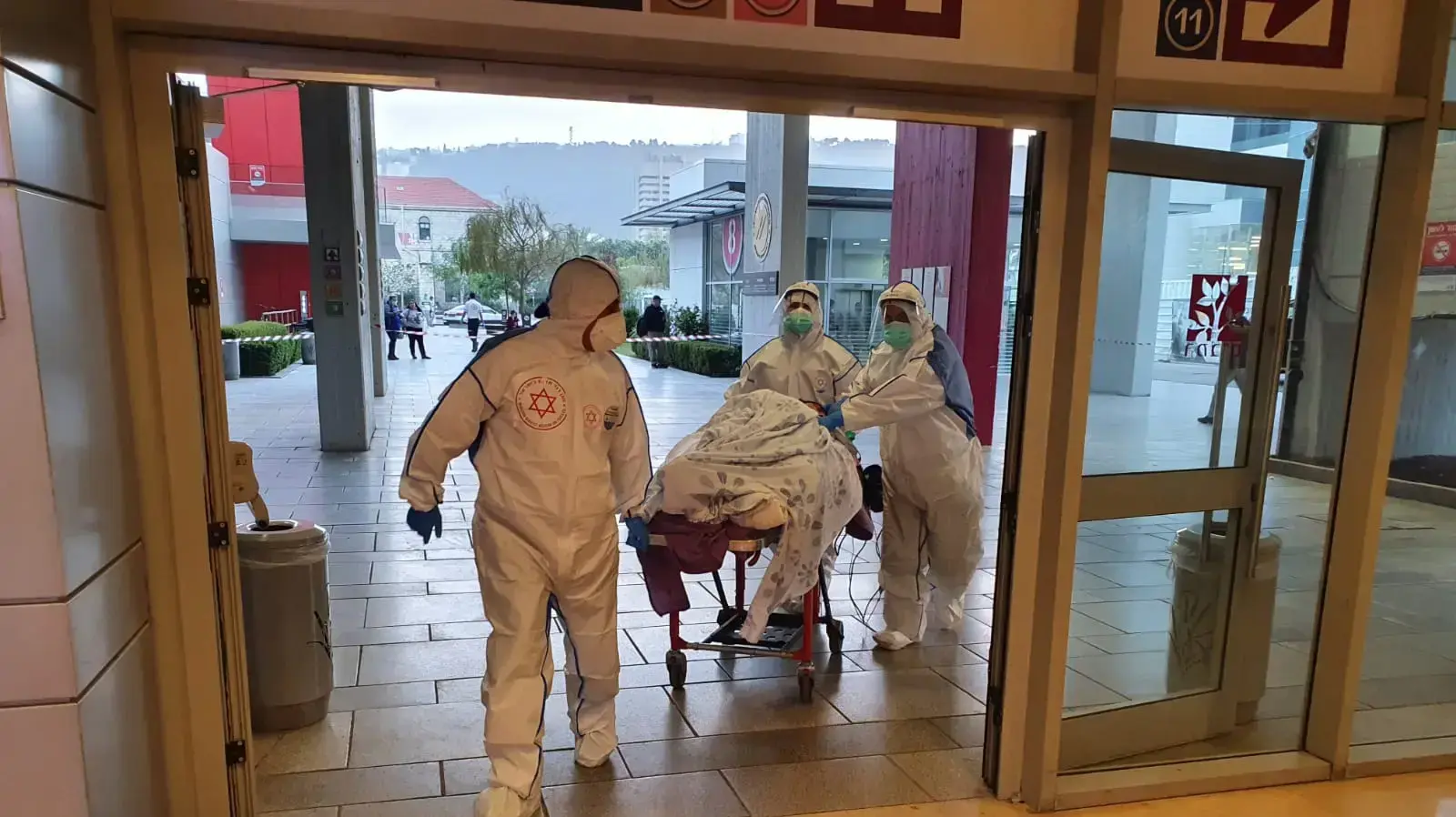 בן 34 מצפון שאובחן כחולה קורונה, אושפז בבית חולים בצפון ונפצע קשה לאחר שקפץ מגובה רב פונה לרמב"ם. 31 במרץ 2020 בן 34 מצפון שאובחן כחולה קורונה, אושפז בבית חולים בצפון ונפצע קשה לאחר שקפץ מגובה רב פונה לרמב"ם. 31 במרץ 2020