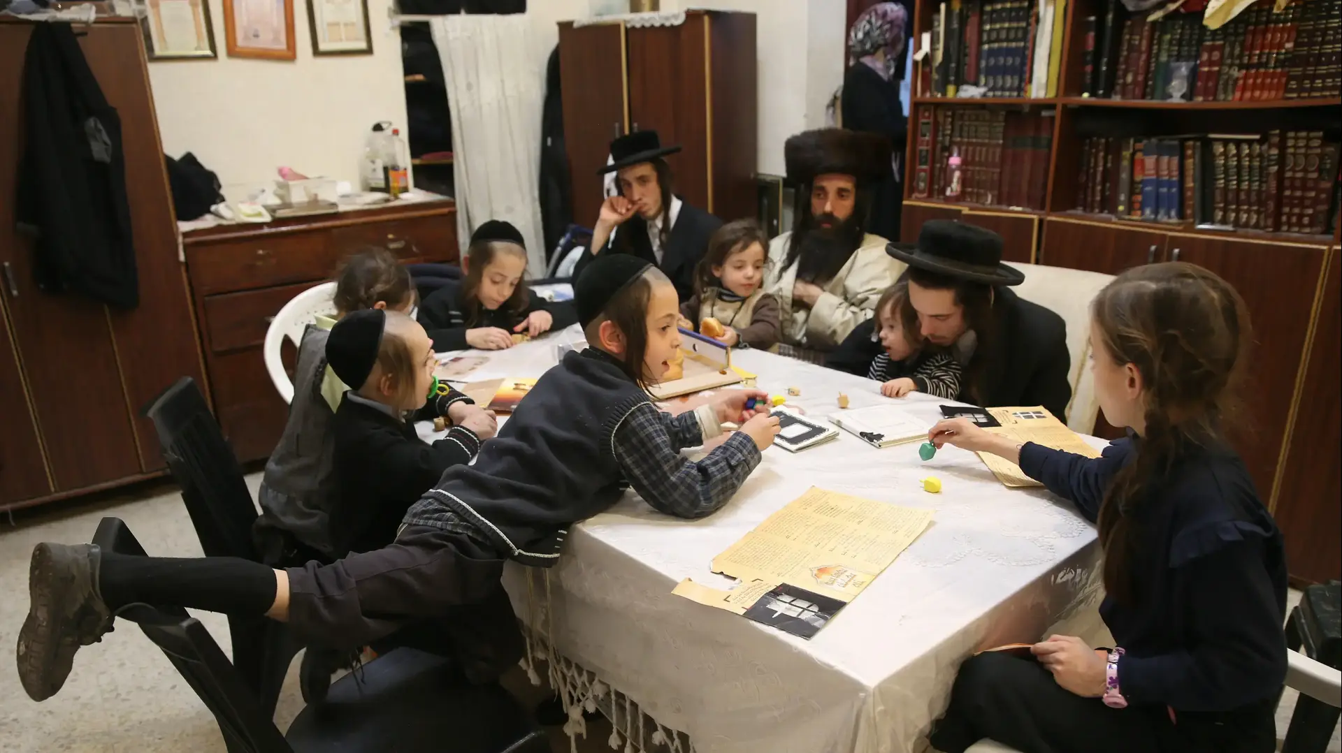 יואליש קרויס ומשפחתו בביתם בירושלים יואליש קרויס ומשפחתו בביתם בירושלים
