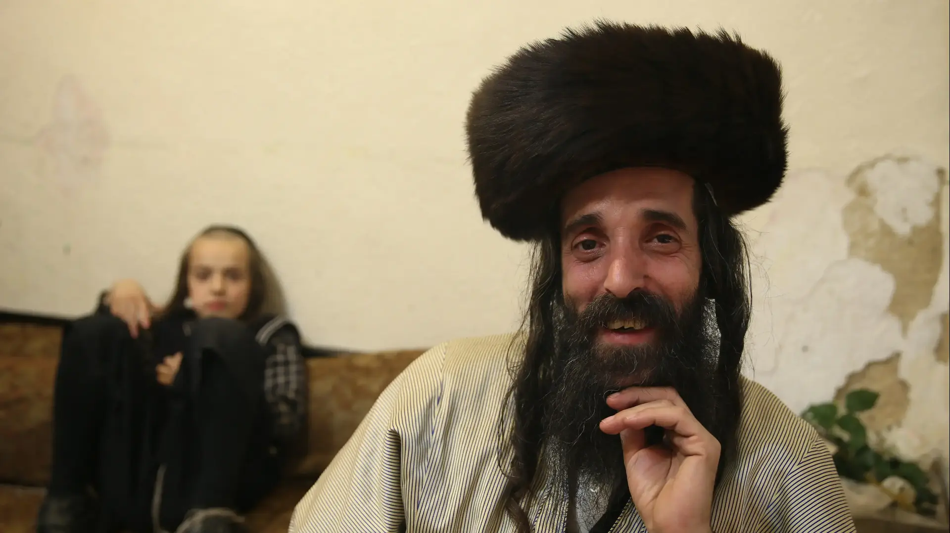 יואליש קרויס ומשפחתו בביתם בירושלים