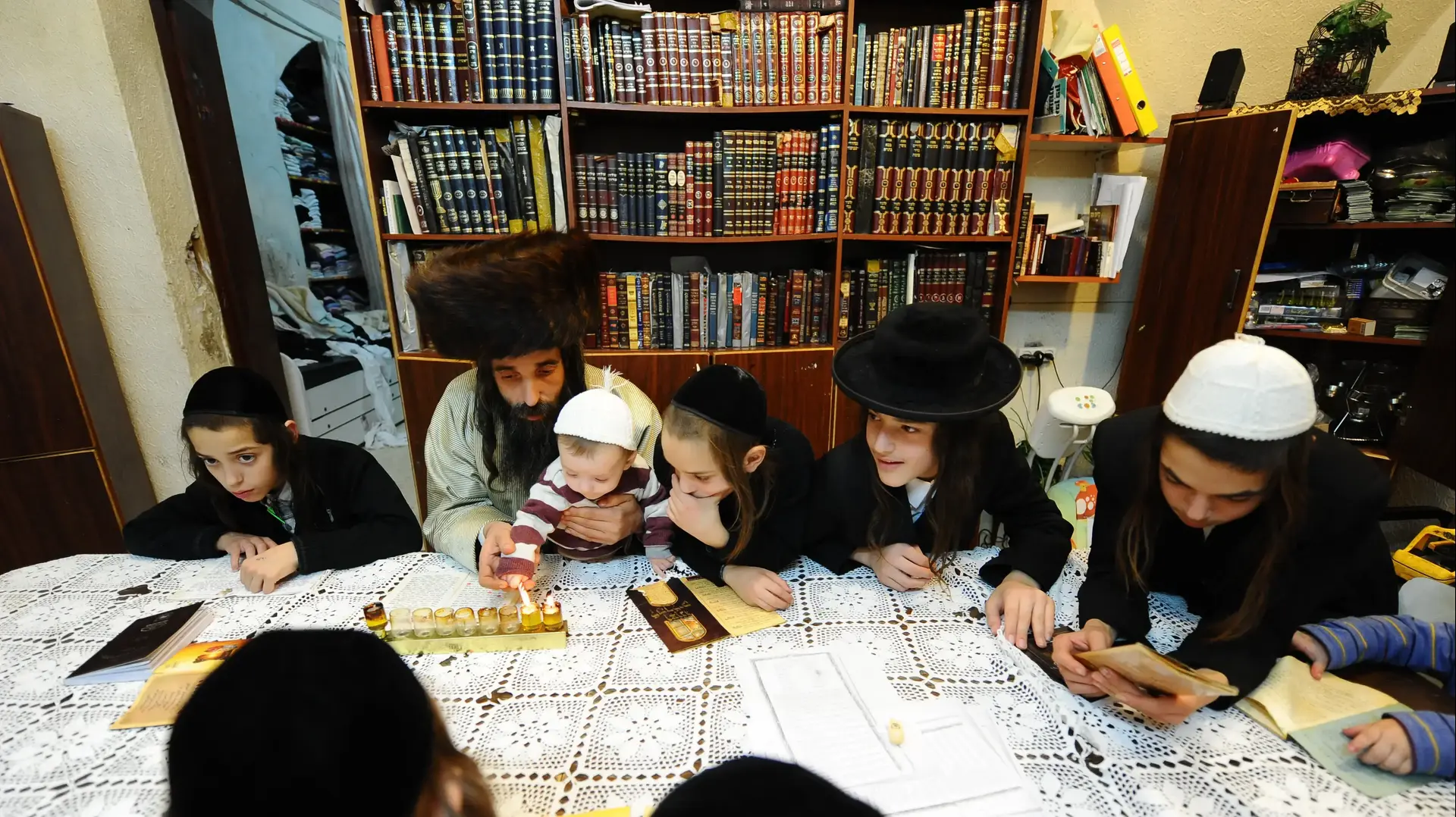 יואליש קרויס ומשפחתו בביתם בירושלים יואליש קרויס ומשפחתו בביתם בירושלים