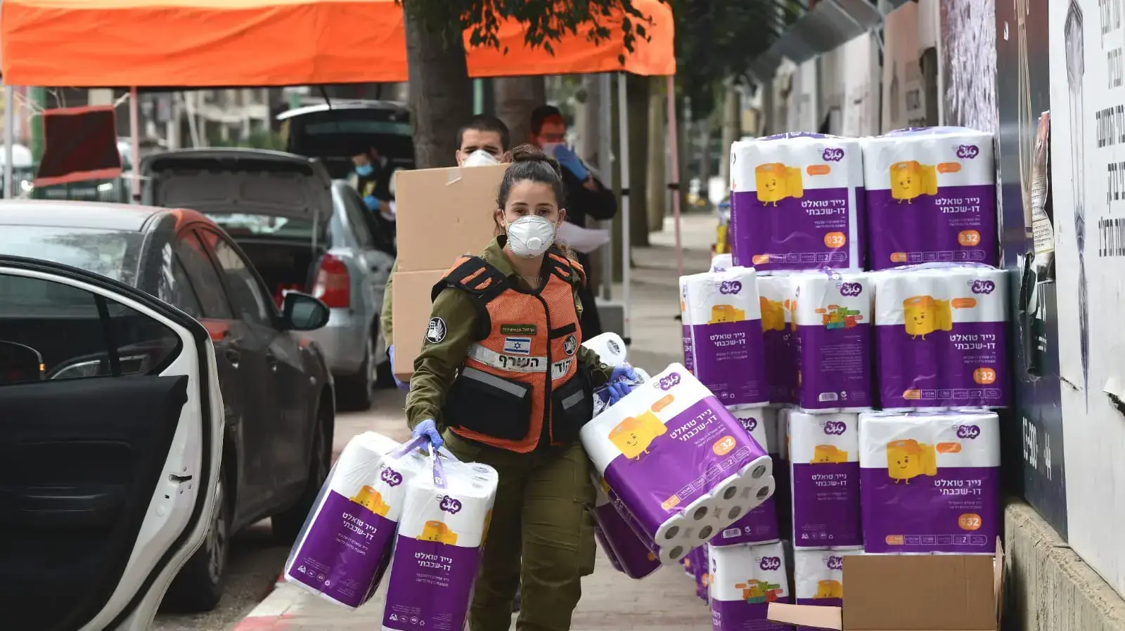 חלוקת מצרכים לנזקקים על ידי פיקוד העורף חלוקת מצרכים לנזקקים על ידי פיקוד העורף