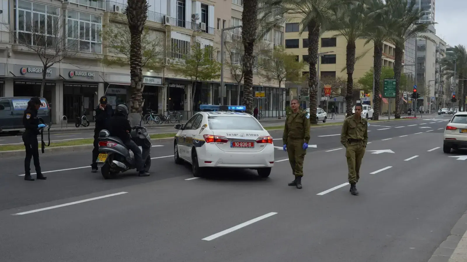 חיילי צה"ל בשיתוף משטרת ישראל במחסום בידוק בסמוך לכיכר רבין, תל אביב. 31 במרץ 2020 חיילי צה"ל בשיתוף משטרת ישראל במחסום בידוק בסמוך לכיכר רבין, תל אביב. 31 במרץ 2020